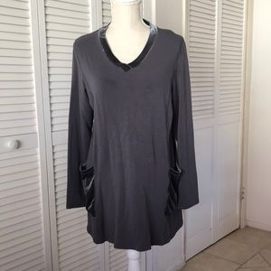 SUSAN GRAVER weekend wear grey‎ v neck tunic, pockets and velour accents size M